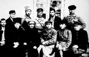 Гашек (первый ряд, третий справа) среди политработников 5-й армии