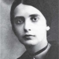 На заре, по краям площадей—Алла Головина