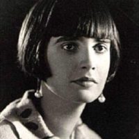 Нерукотворная— Алла Головина
