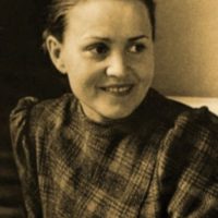 Зачем ты шествуешь сквозь бурю И вихрь седые кудри рвет? Остановился, глянул хмуро И снова ты идешь вперед. Что было в прошлом? Великаны Или пигмеи — все равно… Шагает время неустанно, И ты с грядущим заодно. Где те, о гений одинокий, Что силою тебе равны? И этот день, и век далекий Восторгом пред тобой полны. Ты необъятен, словно море, Никто не знал такой судьбы… Иду сквозь слезы, кровь и горе Я с поколением борьбы. Тебя не солнце провожает На огненном закате дня, То в след шагов твоих ступает Моя кровавая ступня. Пусть льется кровь, пусть горе бродит, Пусть город в пепле и чаду, — Вот новый человек восходит, Его приветствовать иду, Чтоб к солнцу стяг был поднят алый Недрогнувшей рукой моей И чтобы я расцеловала Всех к правде рвущихся людей.